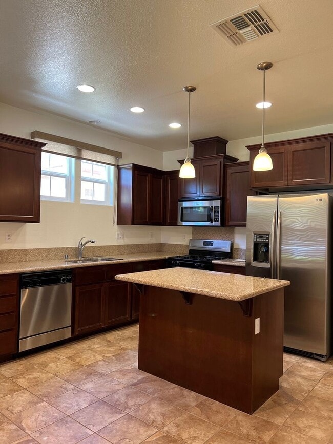 Building Photo - Desirable 4 Bed 3 Bath 2-Story Home in Folsom