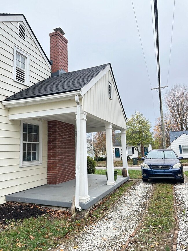 Building Photo - Charming 2-Bedroom Cottage-Style Home!