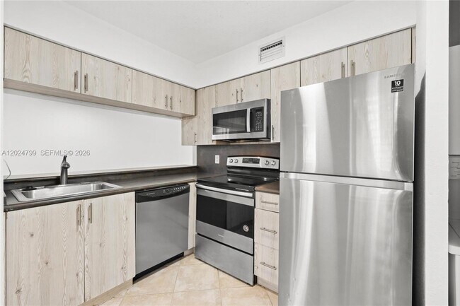 Building Photo - 1025 Coral Club Dr