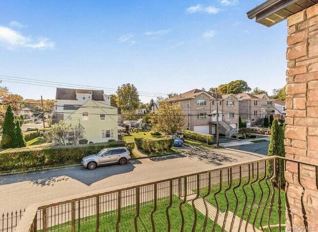 Building Photo - 113 Maple Pl