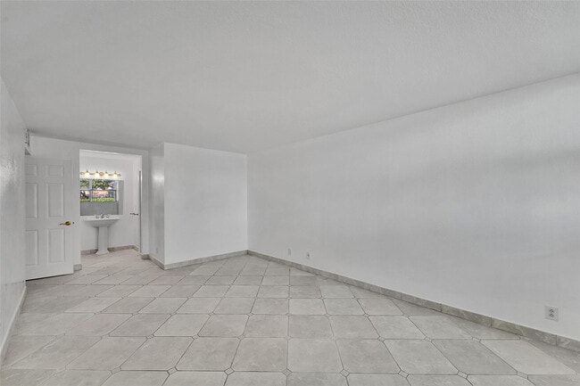 Building Photo - 1239 Hillsboro Mile