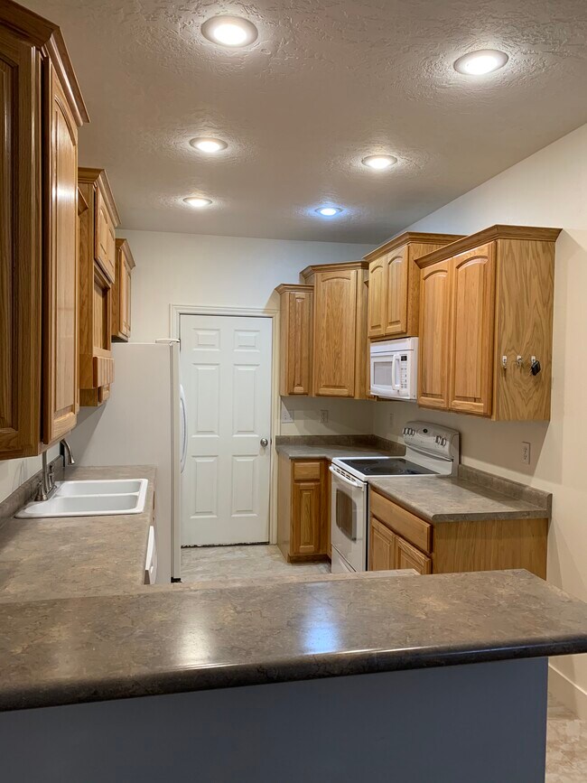 Building Photo - 2260 Cumorah Way