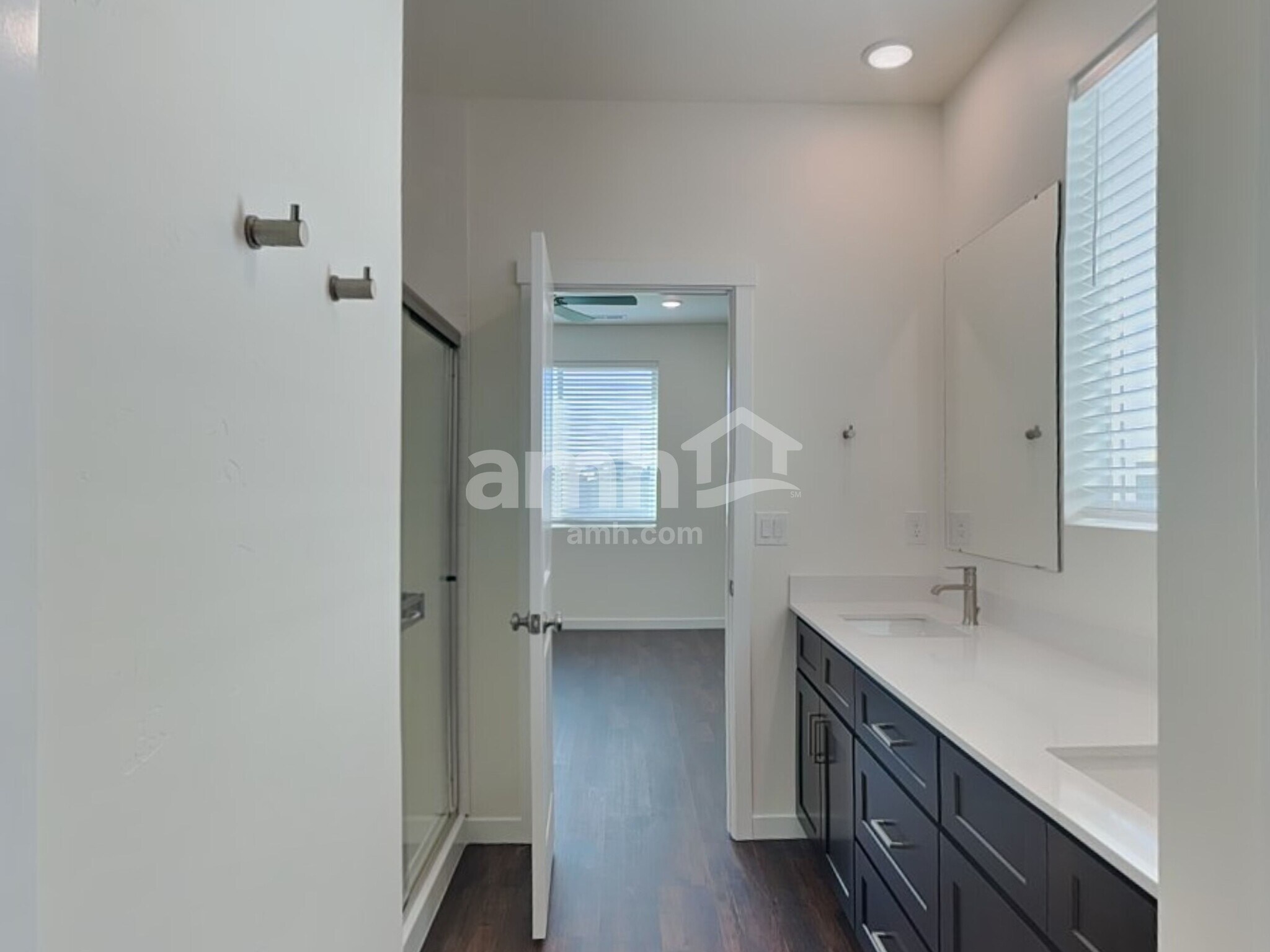 Building Photo - 1487 N Barkvine Ave