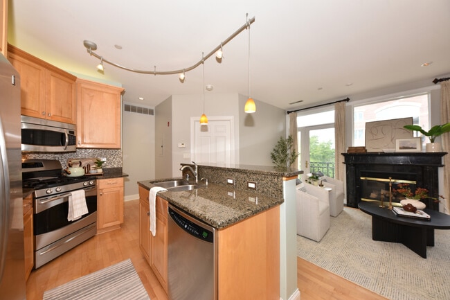 Building Photo - 1515 N Van Buren St