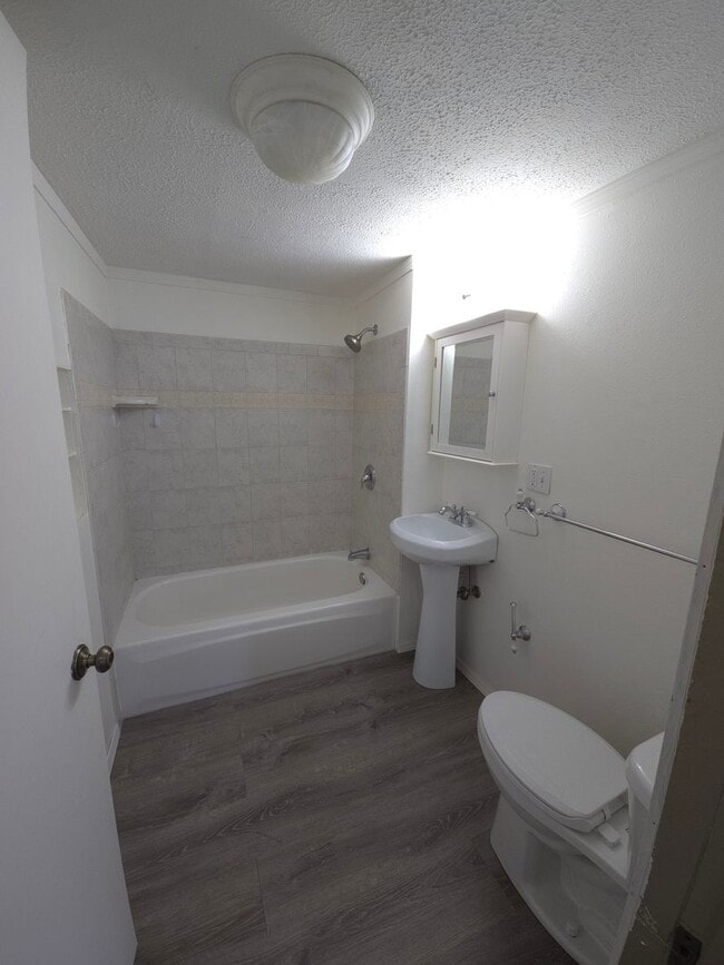 Building Photo - 3 Bedroom 2 Bath