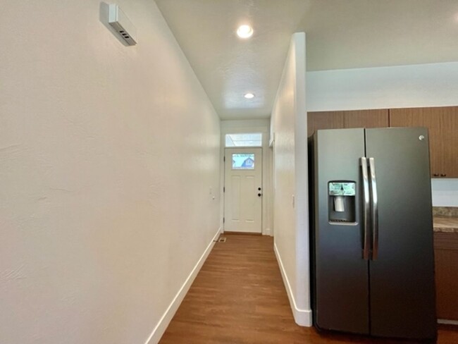Building Photo - Beautiful 3BR/2BA Townhome Near Lake Pagos...