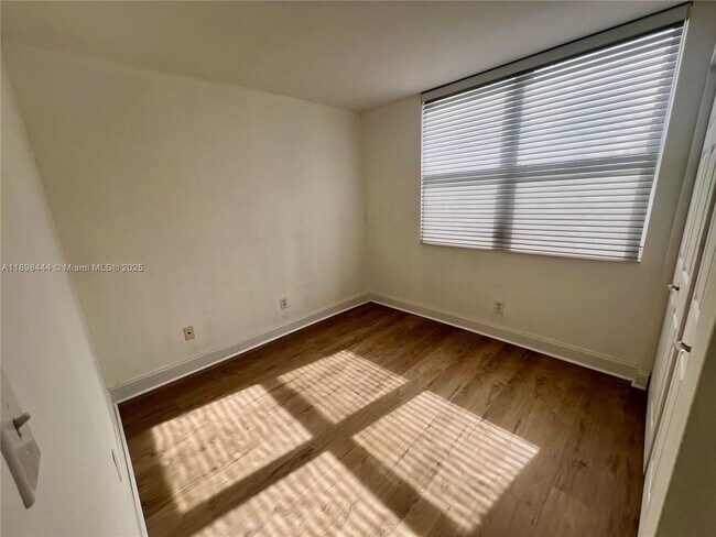 Building Photo - 770 Claughton Island Dr