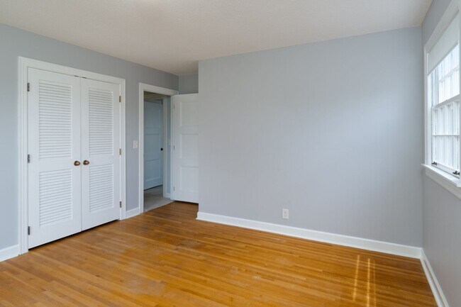 Building Photo - Single Family Home on almost an acre, 4 be...