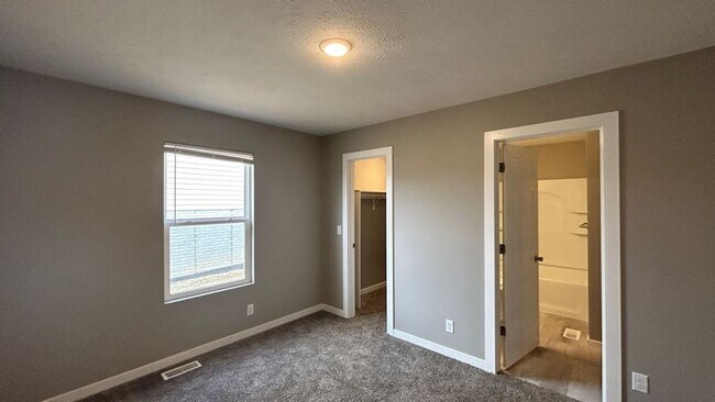 Building Photo - 4 Bedroom Townhome