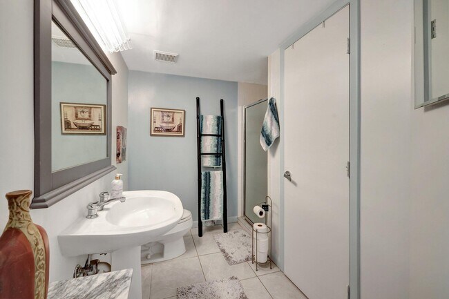 Building Photo - 3870 N Hwy A1A