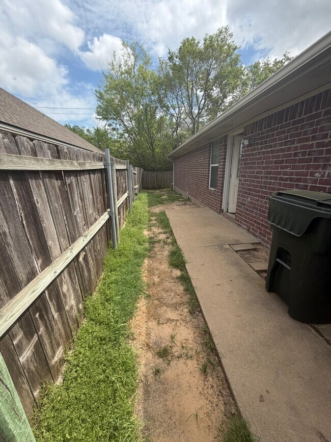 Building Photo - 1437 Western Oaks Ct