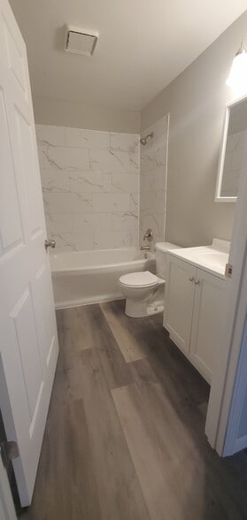 Building Photo - 325 W 9th St