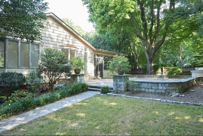 Building Photo - Sparkling and Spacious