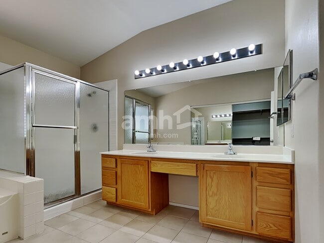 Building Photo - 1330 Summer Dawn Ave