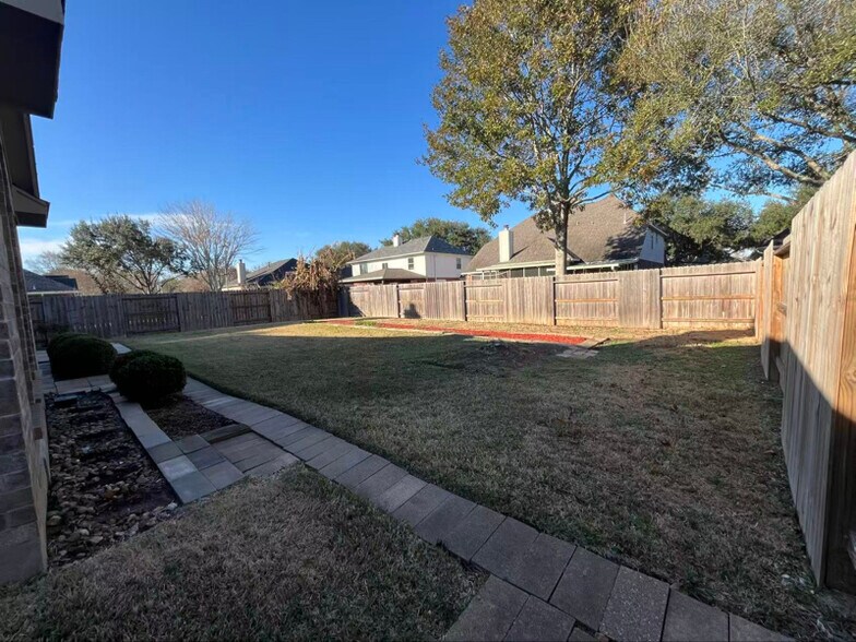 Building Photo - 7411 Maple Run Dr