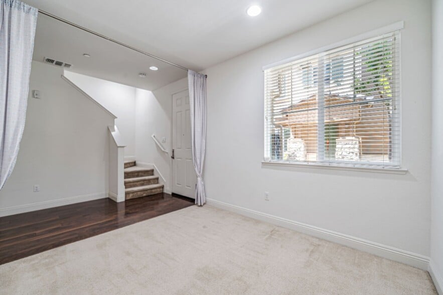 Building Photo - 6704 S Mariposa Ln