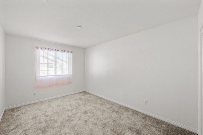 Building Photo - Beautiful 3 Bed / 2.5 Bath Condo with Open Floor Plan & Private Patio!