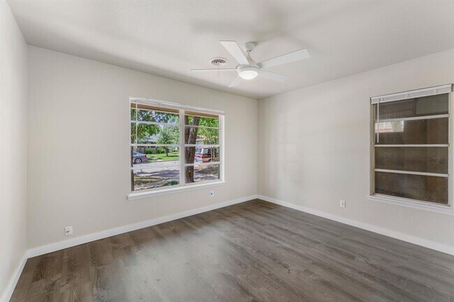 Building Photo - 5302 Robinsdale Ln