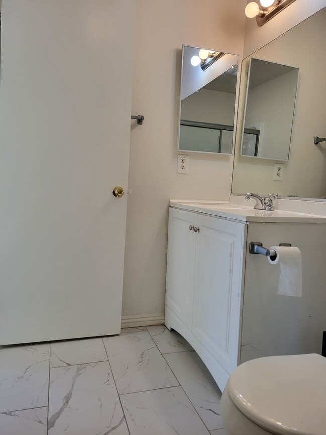 Building Photo - Plenty of Natural Light! Spacious Townhous...