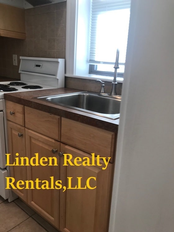 Building Photo - 227 Park Dr