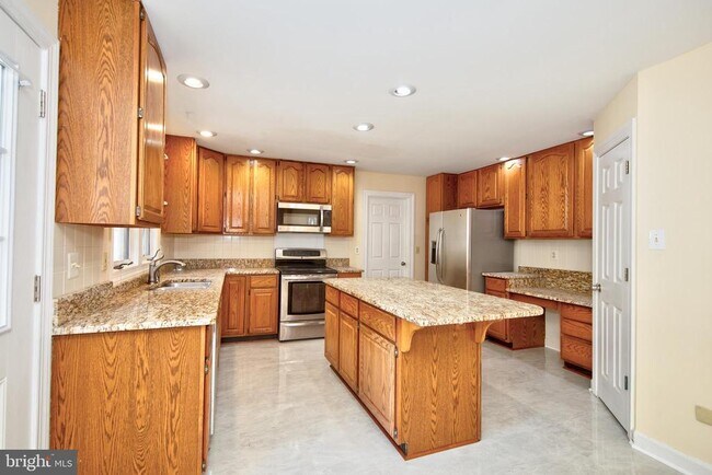 Building Photo - 210 King Johns Ct