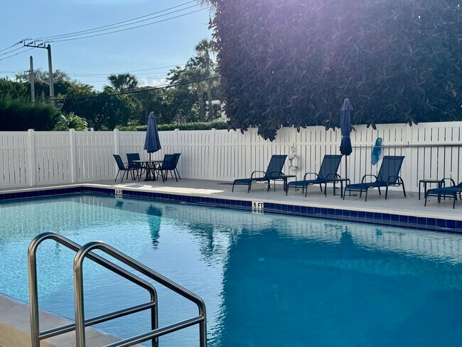 Building Photo - 1527 S Flagler Dr