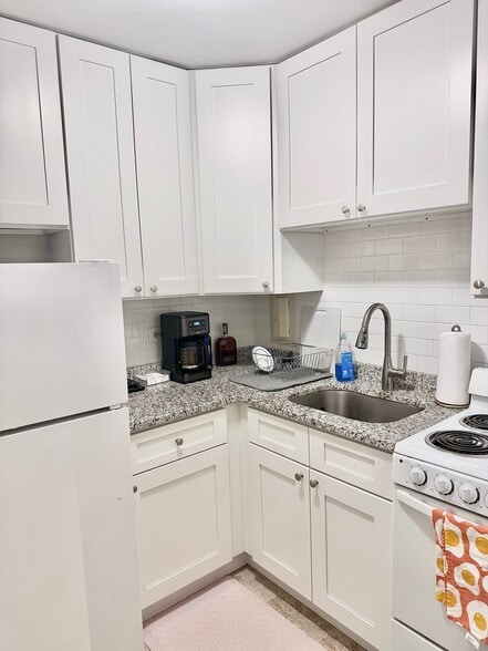 Building Photo - 426 W Barry Ave