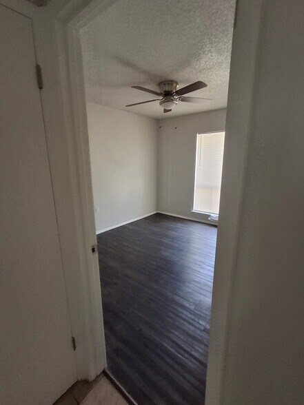 Building Photo - 2611 Lakeledge