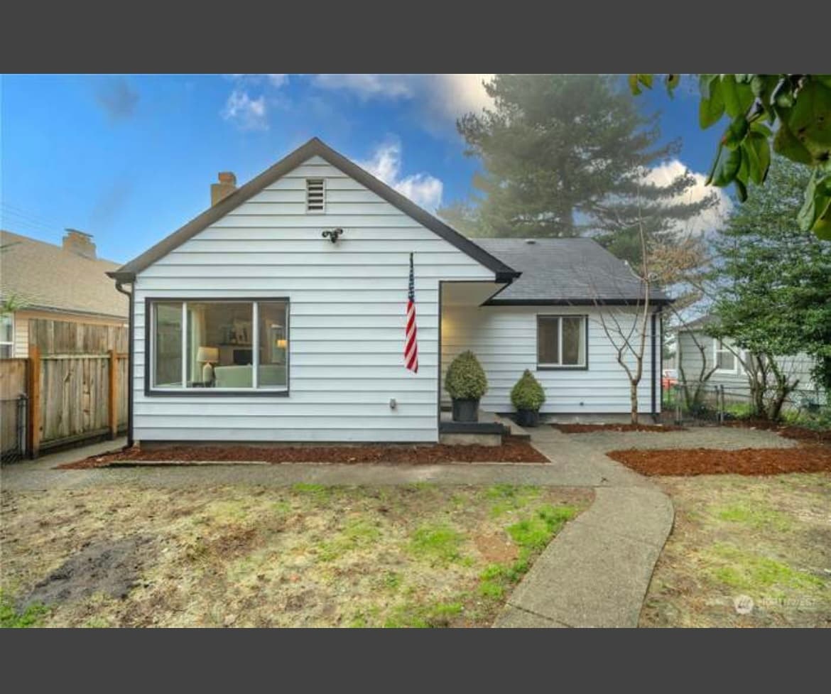 Other suites entrance and front of house, this potion of the yard is also available to both units - 8042 S Bell St