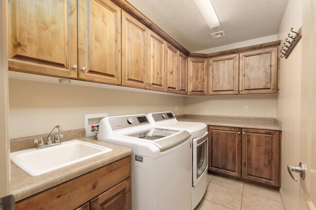 Building Photo - Single family with views and covered patio.