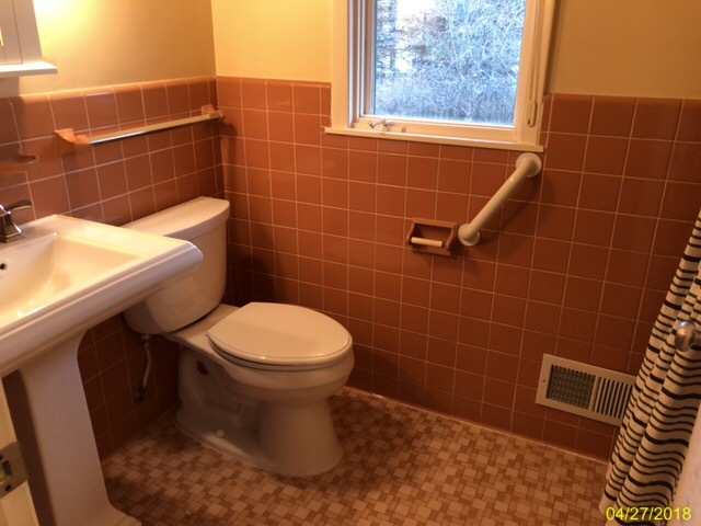 Main floor bath - Full with tub/shower - 930 W County Rd D