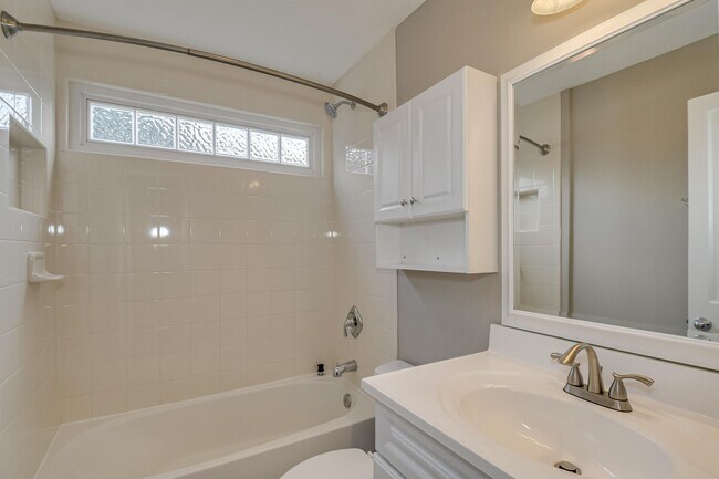Building Photo - 1019 1/2 Bedford Dr
