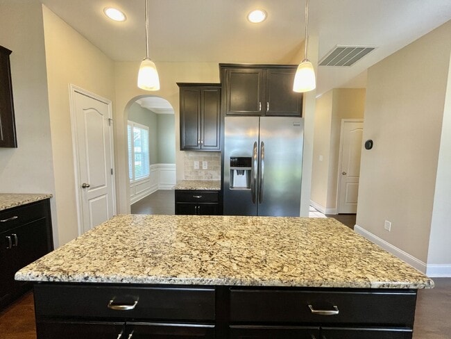 Building Photo - 4 Bed, 2 And A Half Bath Nest In Bedford