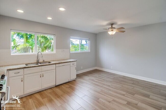 Building Photo - Scenic 4Bdm 2Ba Oasis with Panoramic Views...