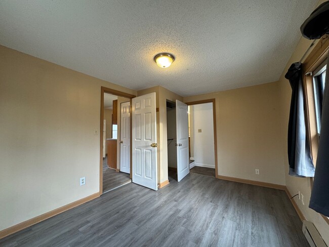 Building Photo - Cozy 1 Bedroom Home Located within Walking...