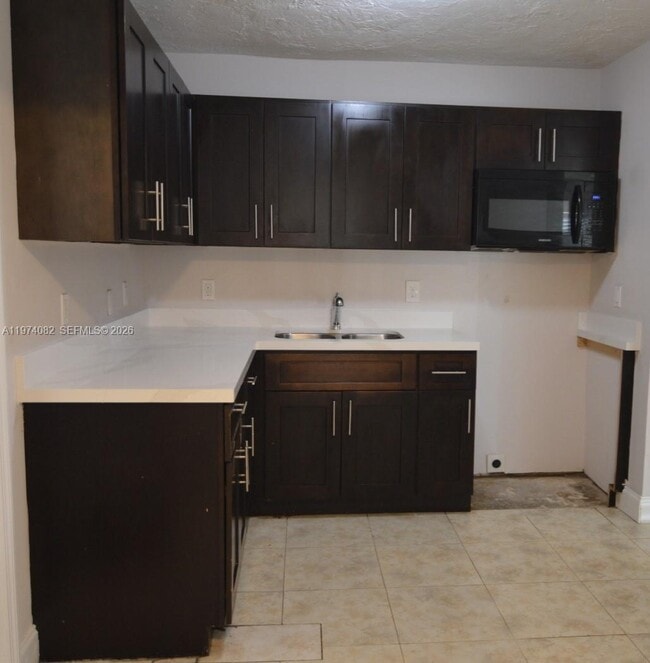 Building Photo - 731 NW 17th Ct