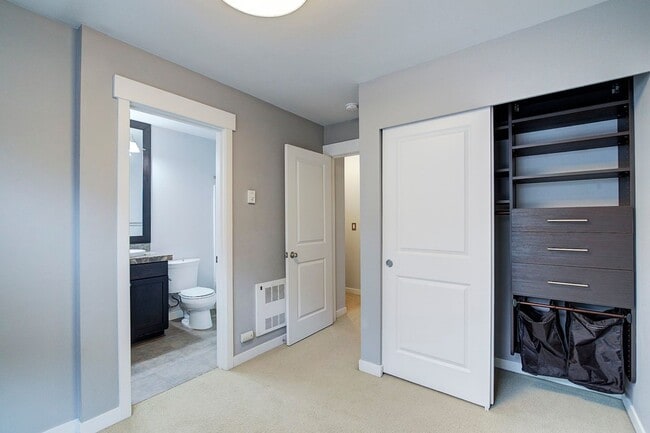 Building Photo - 2Bd/2.5Ba Seattle Townhouse