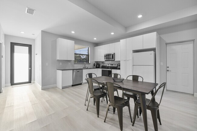 Building Photo - 622 Windermere Dr