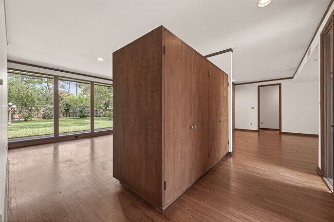 Building Photo - 10614 Fairlane Dr