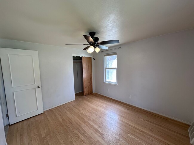 Building Photo - SPACIOUS 2 BEDROOM 1 BATH HOME