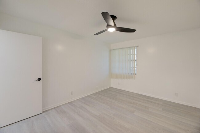 Building Photo - 473 Burgundy N