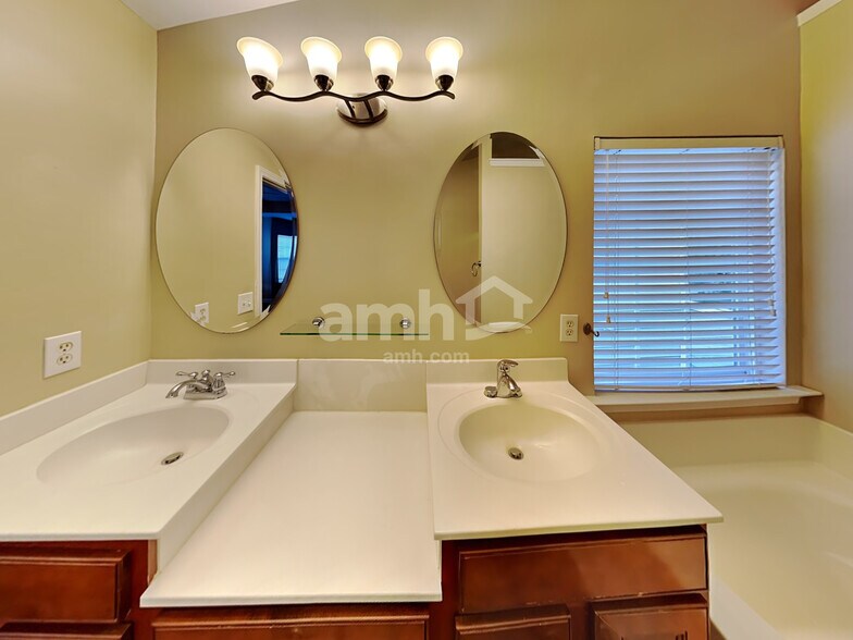 Building Photo - 544 Knothole Ln