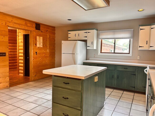 Building Photo - 10 Acres of Horse Property in Victor!