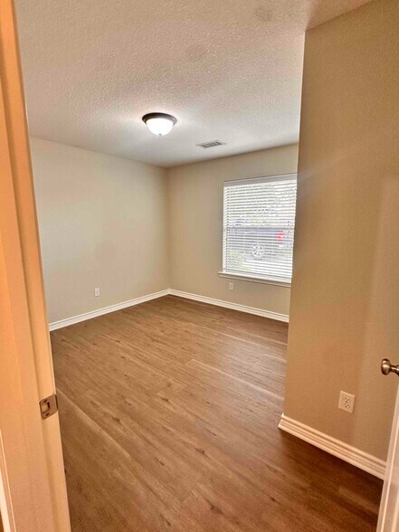 Building Photo - 5109 Graceland Dr