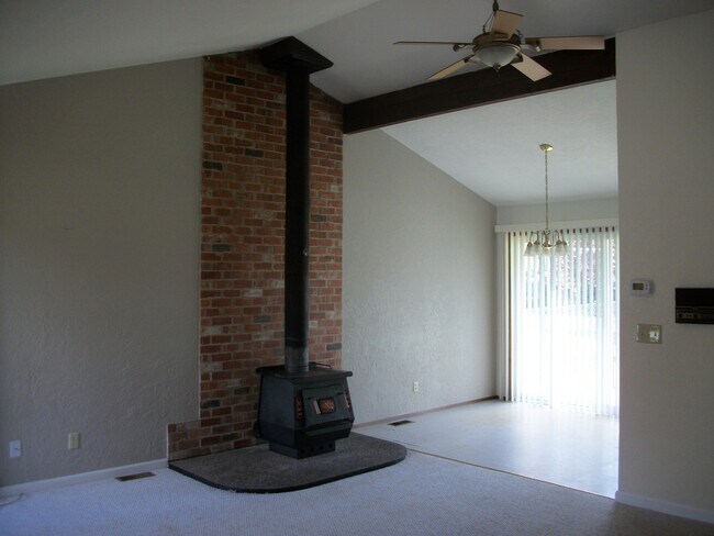 Building Photo - Tracyton Home! 2 Bedrooms with Large Fenced Yard