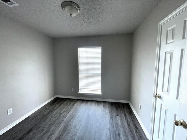 Building Photo - 8918 Quail Ridge Dr