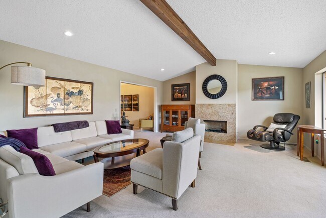 Building Photo - Breathtaking views of Hood Mountain and Su...