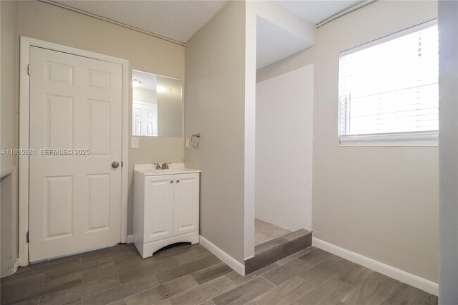 Building Photo - 721 N E St