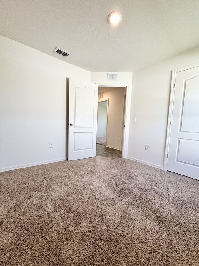 Building Photo - Your Dundee 4Beds/2Baths dream home – conv...