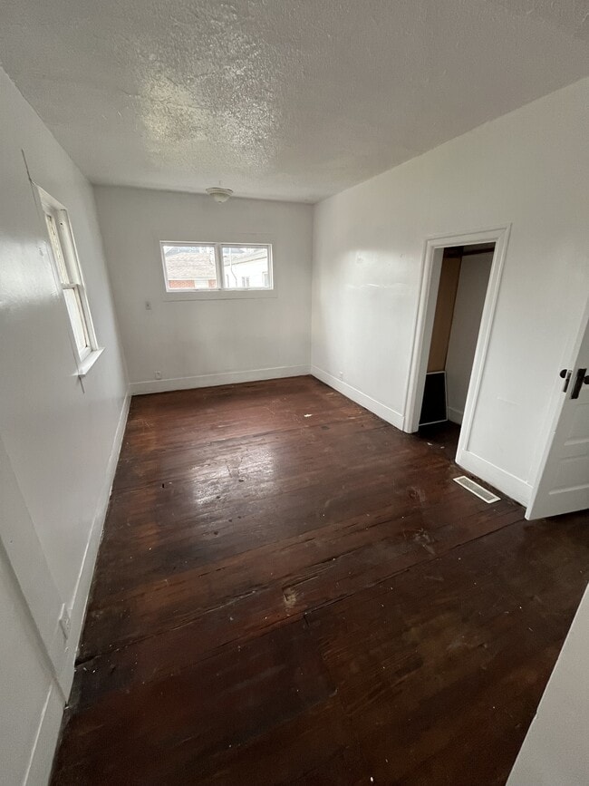 Building Photo - 735 W 3rd St